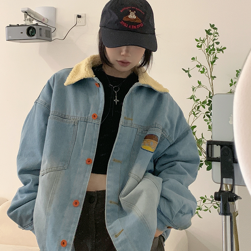 Real shot of Hong Kong style retro imitation lamb wool denim jacket for women in autumn and winter couples plus velvet and thickened cotton jacket