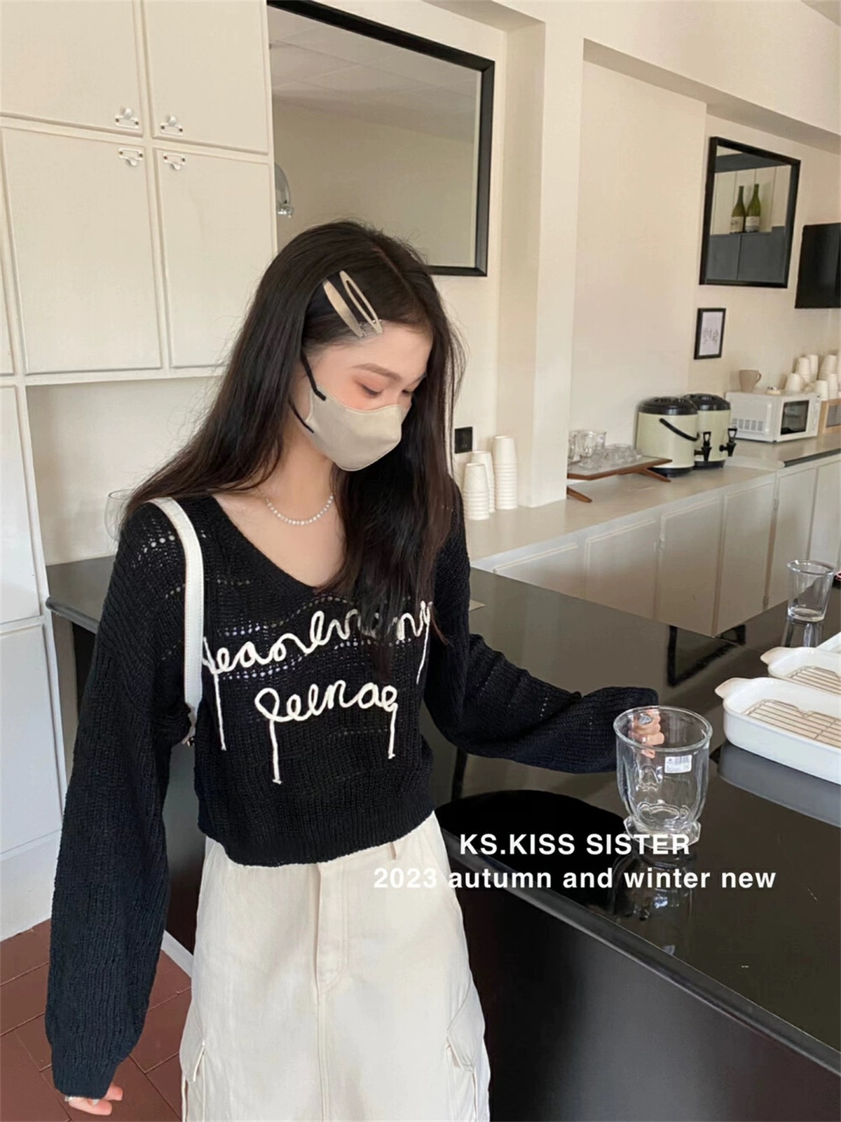 Kiss sister字母鏤空長袖針織衫女秋季短款V領休閒慵懶風百搭上衣