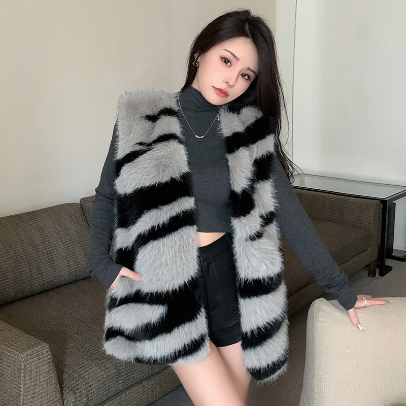 Actual shot of the new 2023 autumn and winter Internet celebrity zebra pattern feminine slimming and eco-friendly fur street vest jacket