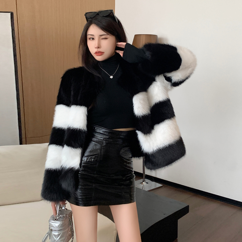 Real shot of autumn and winter Internet celebrity new fox fur coat women's short coat black and white contrasting color young fashion style