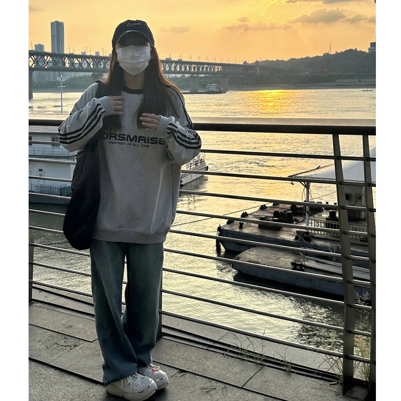 The back collar is non-pilling and equipped with cotton screw thread. Imitation cotton Chinese cotton composite 310g thin sweatshirt for women with round neck printing.