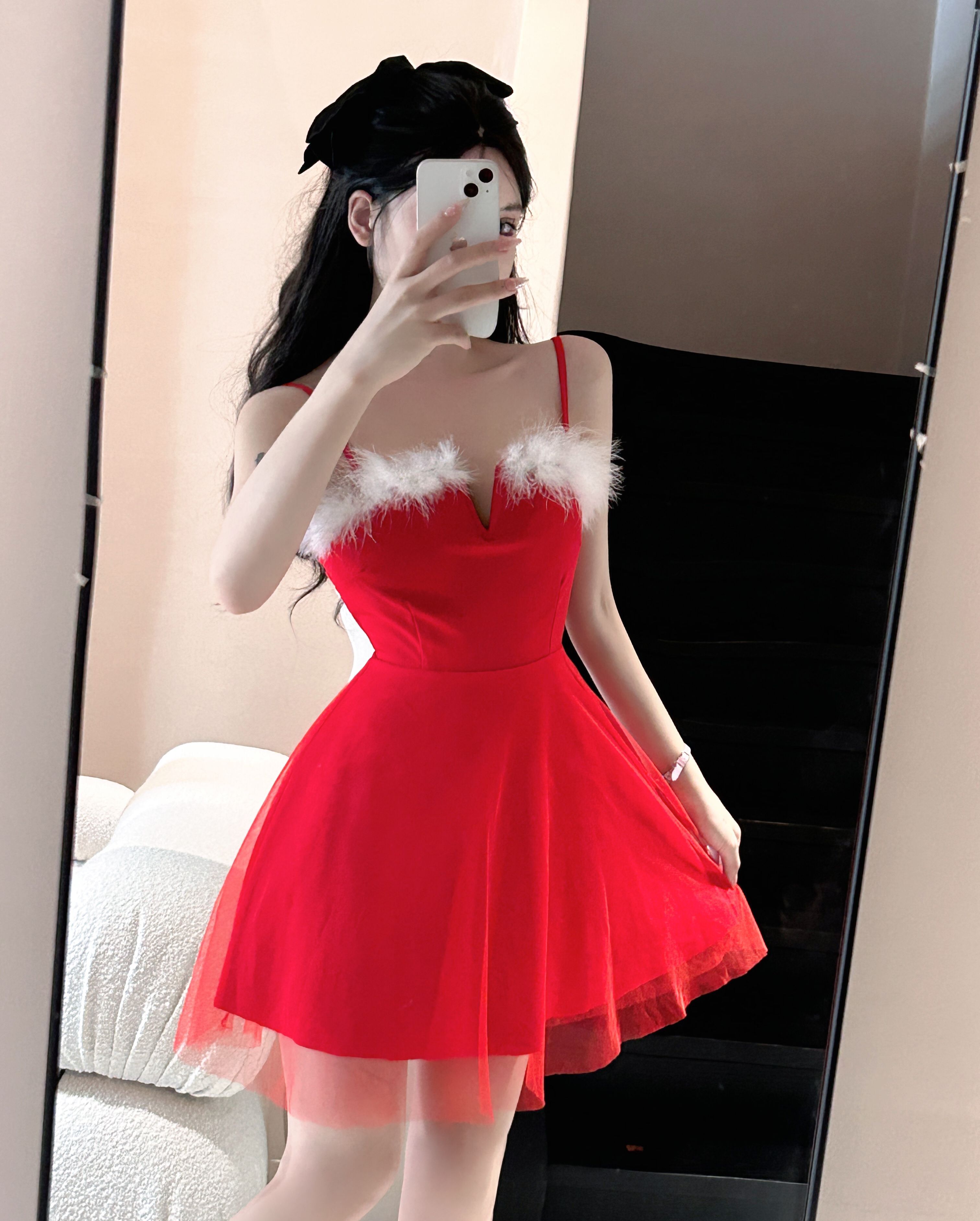 Real shot of sexy small v-neck furry splicing dress with suspenders and small dress