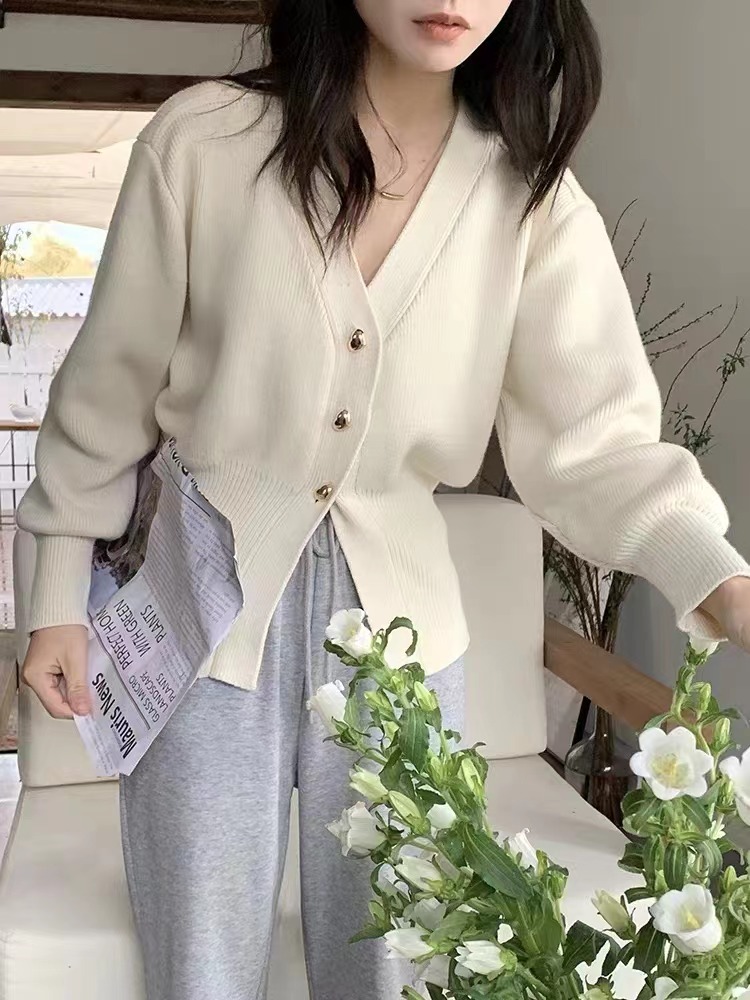 七個羊 2023早秋新款上衣黑色毛衣外套女小個子短款V領針織開衫