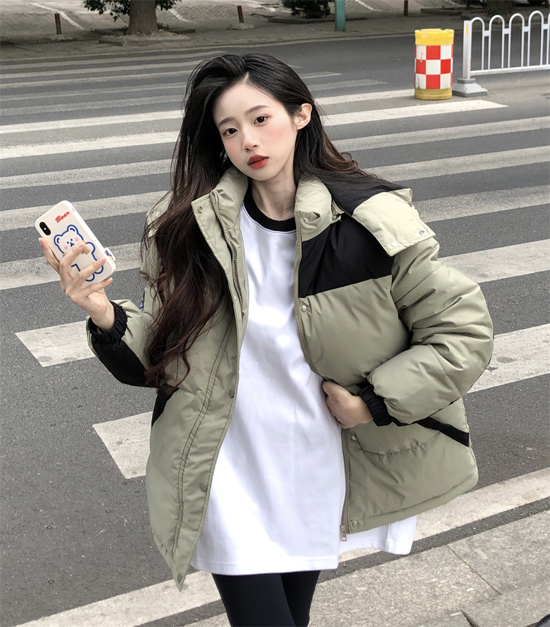 Real shot of hooded cotton coat for women in autumn and winter design, contrasting color, loose and thickened bread coat, mid-length cotton coat