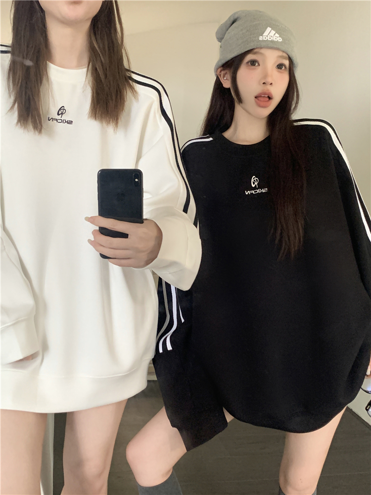 The back collar is non-pilling and equipped with cotton screw thread. Imitation cotton Chinese cotton composite 310g thin sweatshirt for women with round neck and letter embroidery.