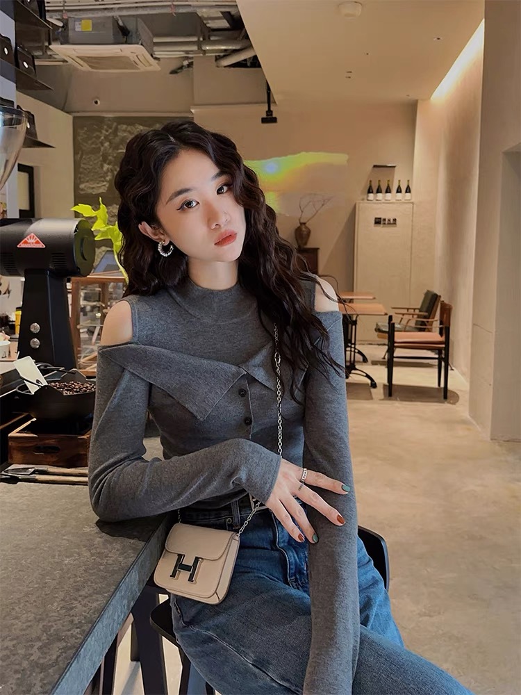 French splicing fake two-piece long-sleeved T-shirt for women autumn 2023 new style half turtleneck off-shoulder fashionable age-reducing top trend