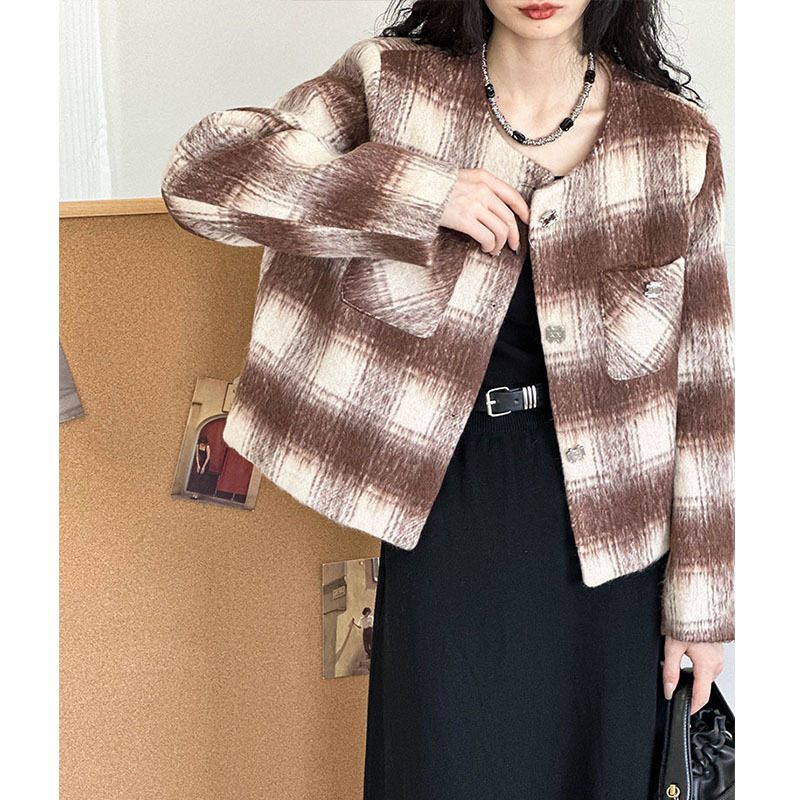 Real shot ~ Xiaoxiangfeng Jacket Women's 2023 Winter New Retro Plaid Down Jacket Woolen Temperament Cardigan