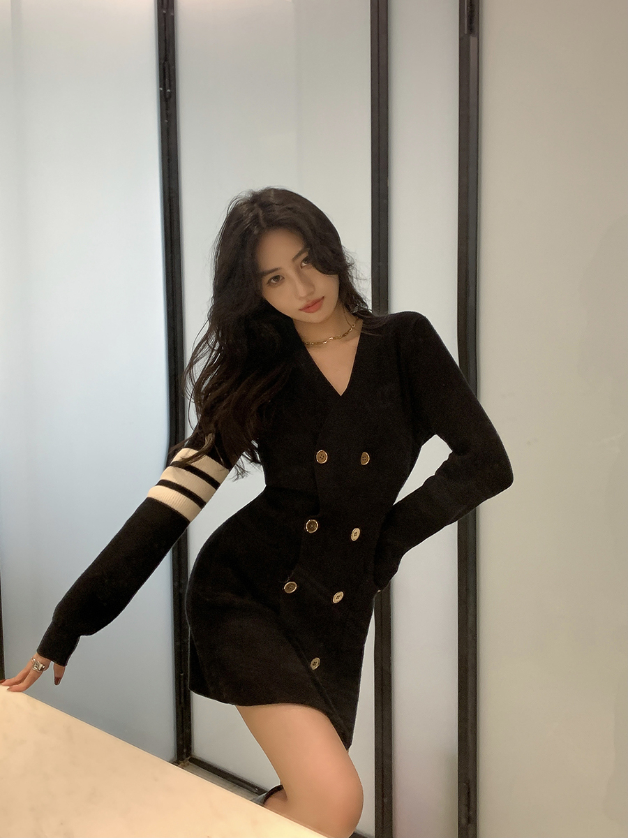 Qiu Rouyao's new knitted waist long-sleeved v-neck slim sweater short bottoming autumn and winter dress for small people