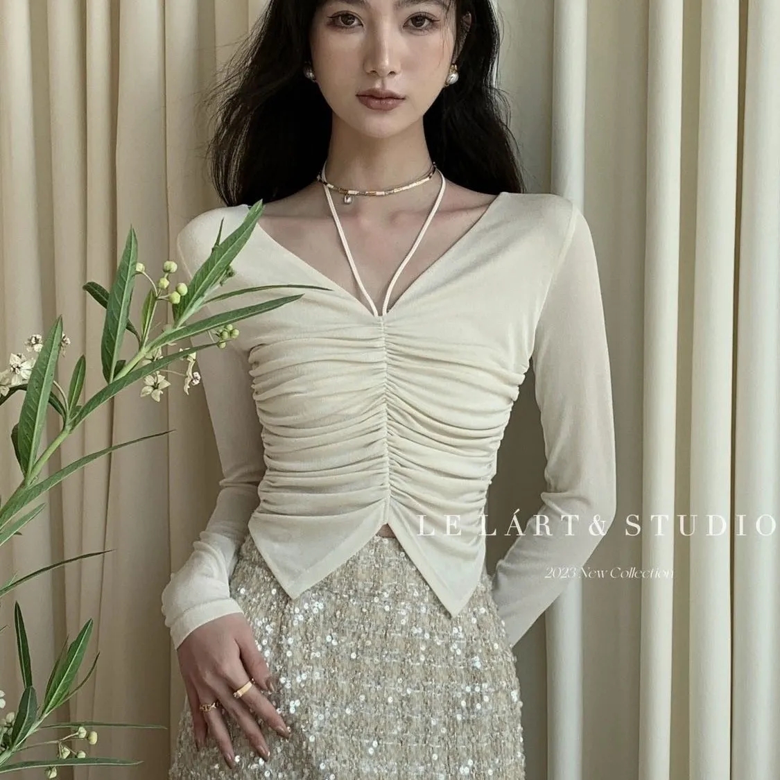 V-neck pure lust pleated halterneck long-sleeved T-shirt for women spring and summer 2023 slim fit inner short sexy bottoming top