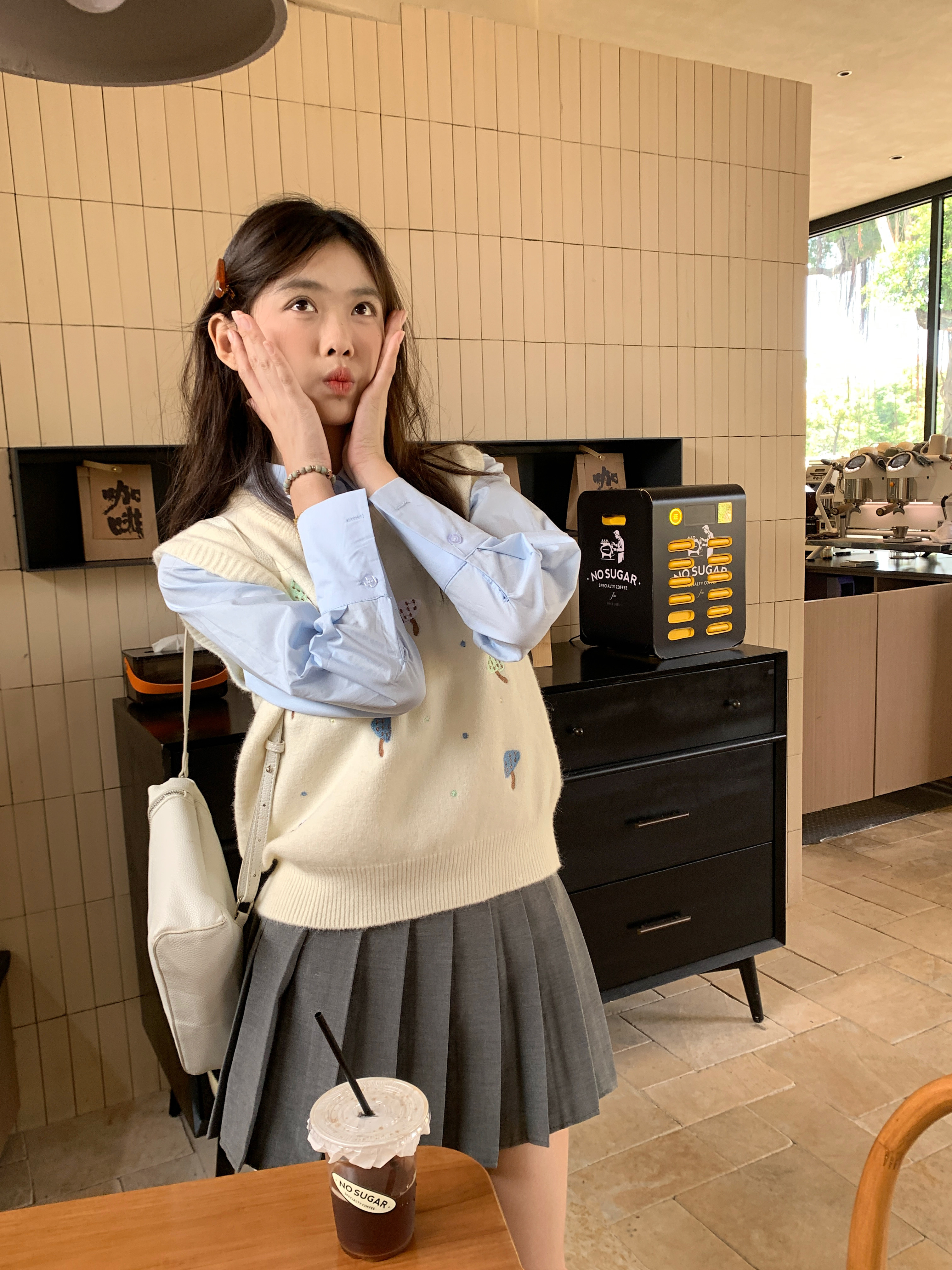 實拍小蘑菇繡學院風針織馬甲女灰色氣質秋季寬鬆套裝上衣背心