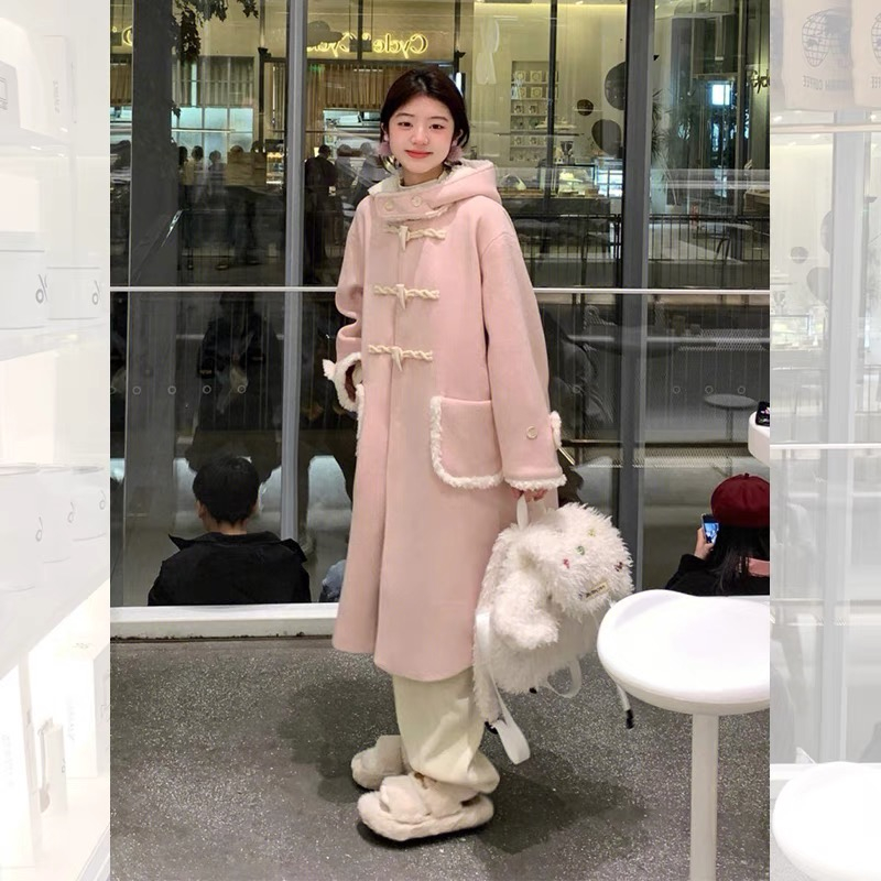 袖口帽子口袋拼接羊羔絨粉色長款呢子大衣女2023年秋冬新款外套