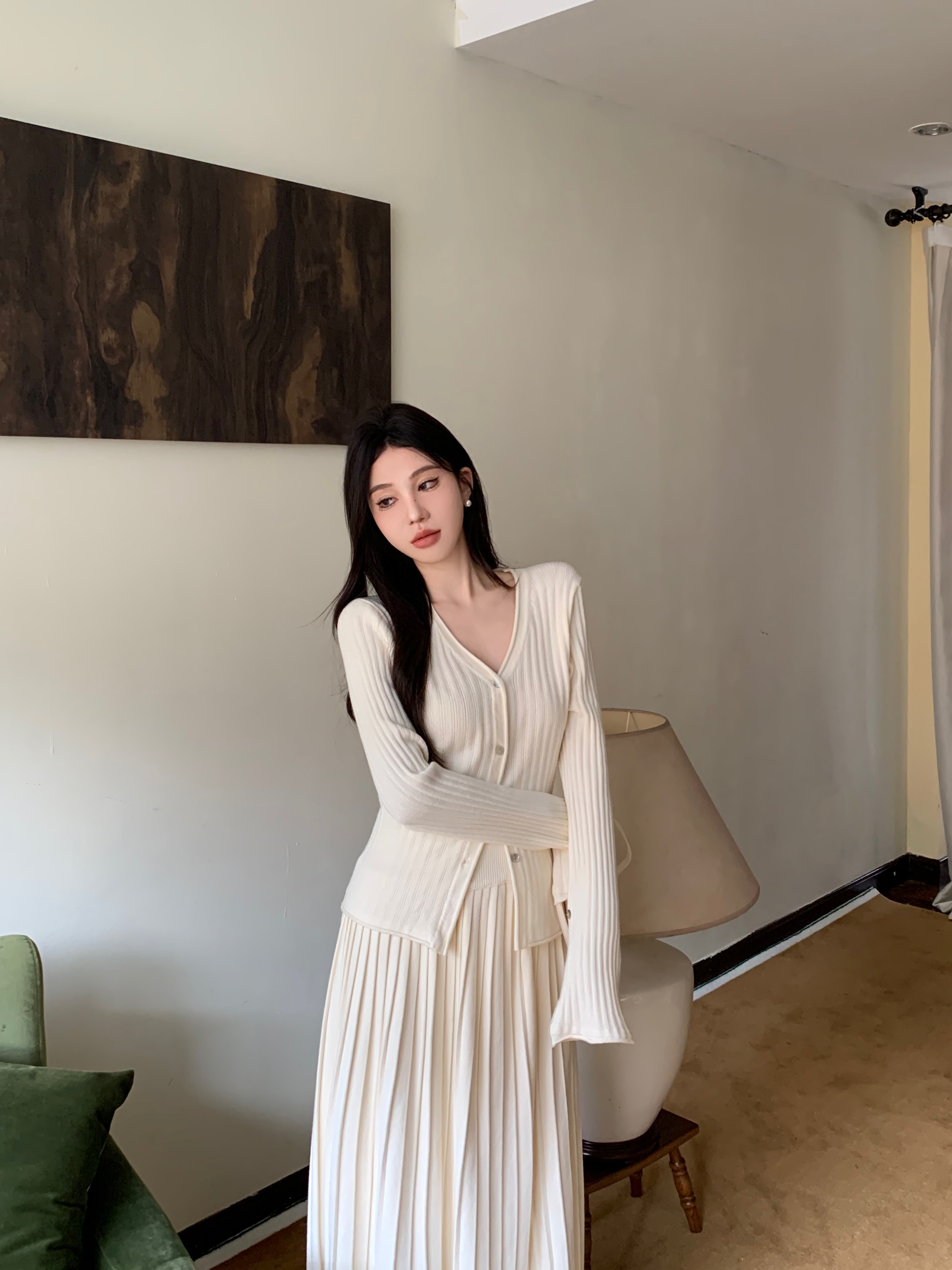 Actual shot of Korean style suit, milky white, slim fit, western style and gentle knitted sweater, pleated long skirt, two-piece set