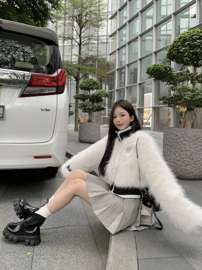 Real shot of high-end plush imitation fur jacket for women in winter with design splicing loose long-sleeved jacket