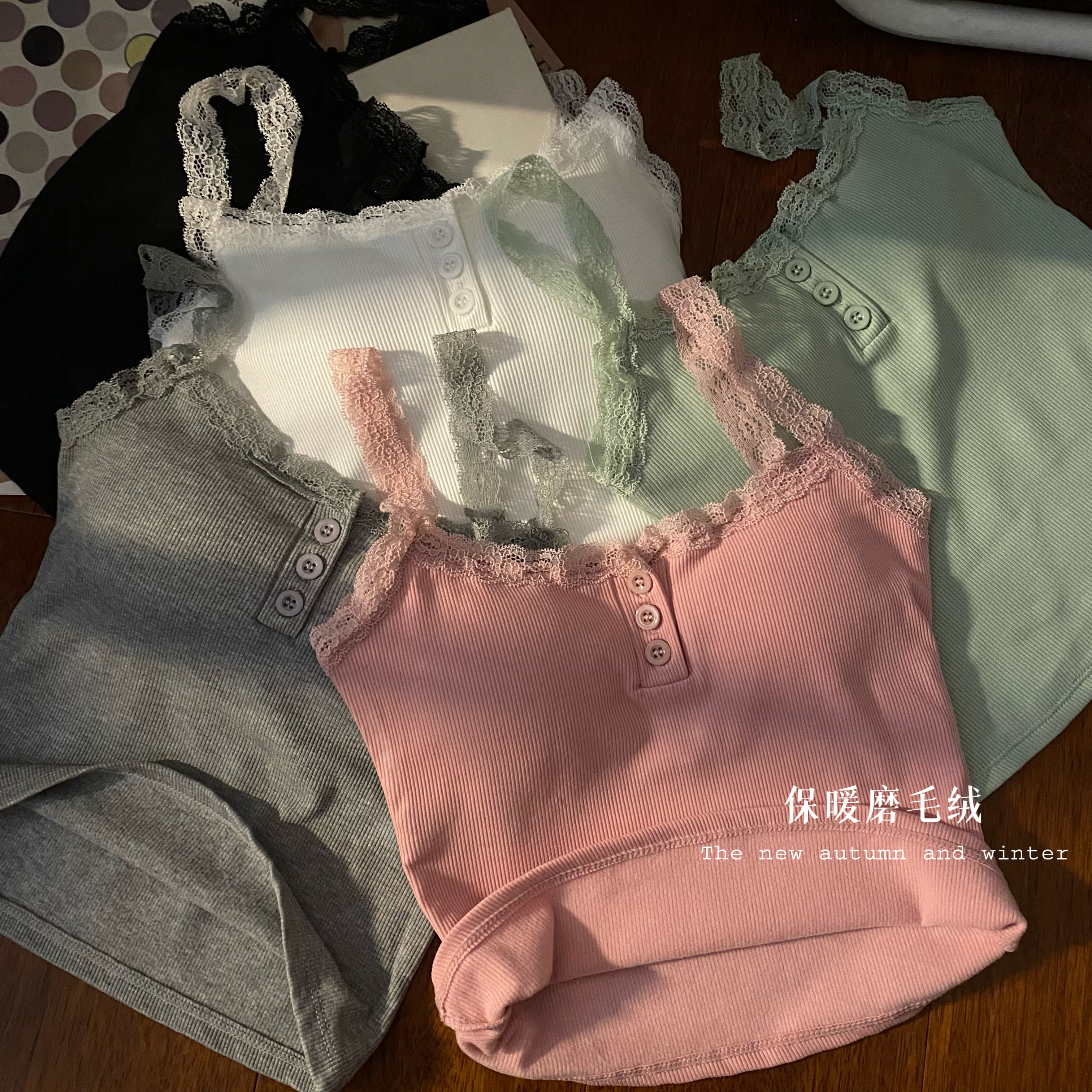 實拍純欲風白色吊帶背心保暖磨毛絨蕾絲邊性感內搭上衣外穿