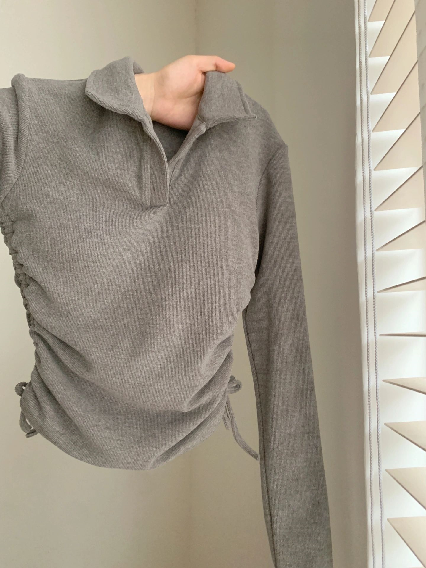 隨便搭都好看~秋冬新款POLO領灰色皺褶打底衫帶胸墊收腰長袖上衣
