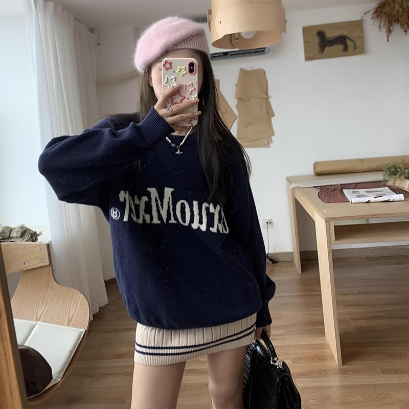 橘子樹在哪兒字母繡花圓領套頭毛衣女秋冬寬鬆百搭藏藍色線衫上衣