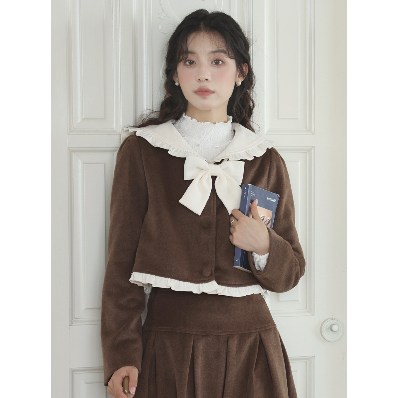 No less than 137 real shots of gentle retro stitching navy collar short woolen top