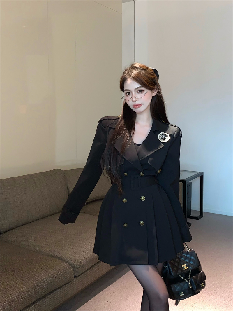 Actual shot of short windbreaker jacket for women in autumn, small British college style suit coat, pleated dress