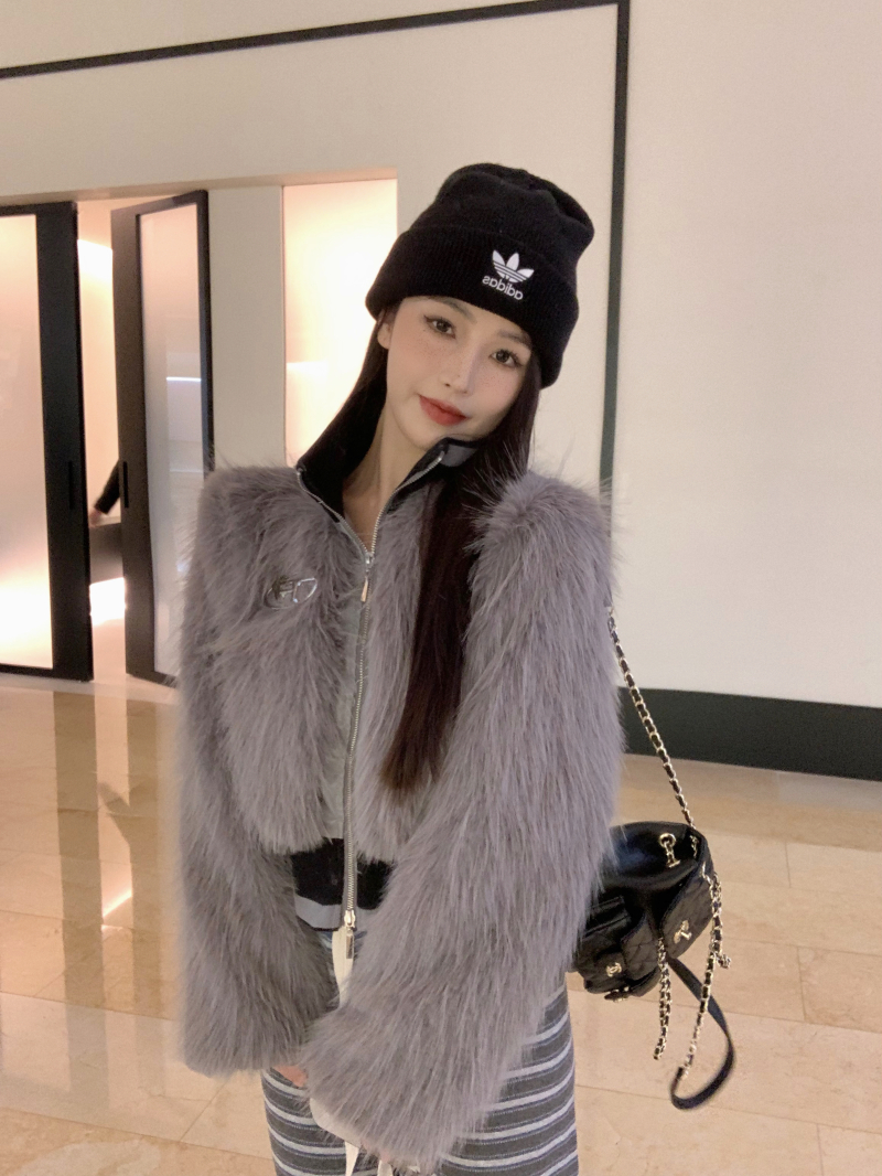 Real shot of high-end plush imitation fur jacket for women in winter with design splicing loose long-sleeved jacket