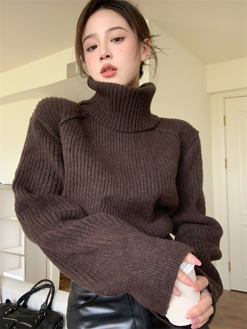 Real shot of brown turtleneck sweater for women in winter, lazy style loose coat, pullover long-sleeved bottoming sweater
