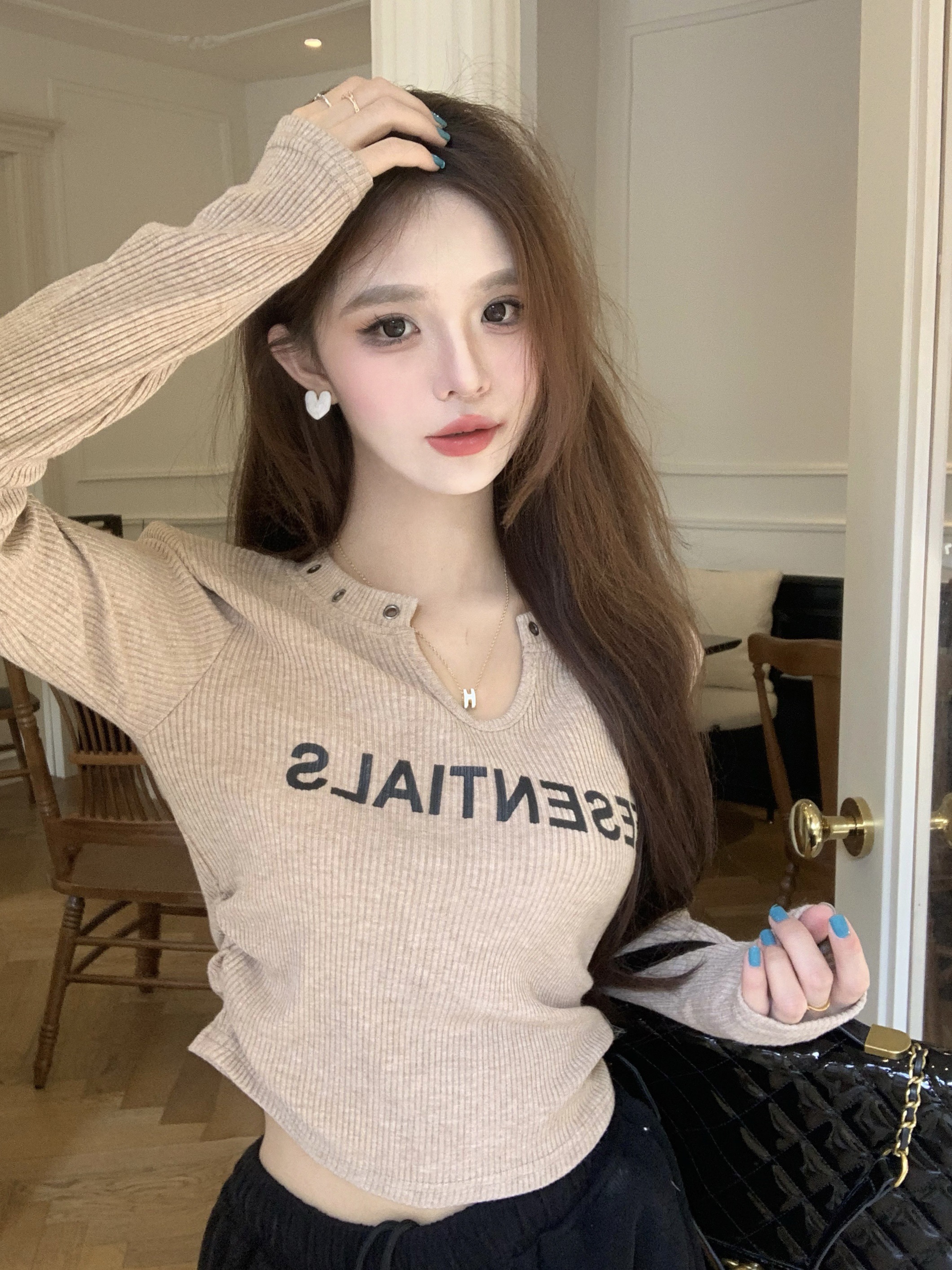American retro v-neck long-sleeved T-shirt for hot girls in autumn, waist-cinching short bottoming shirt with inner top