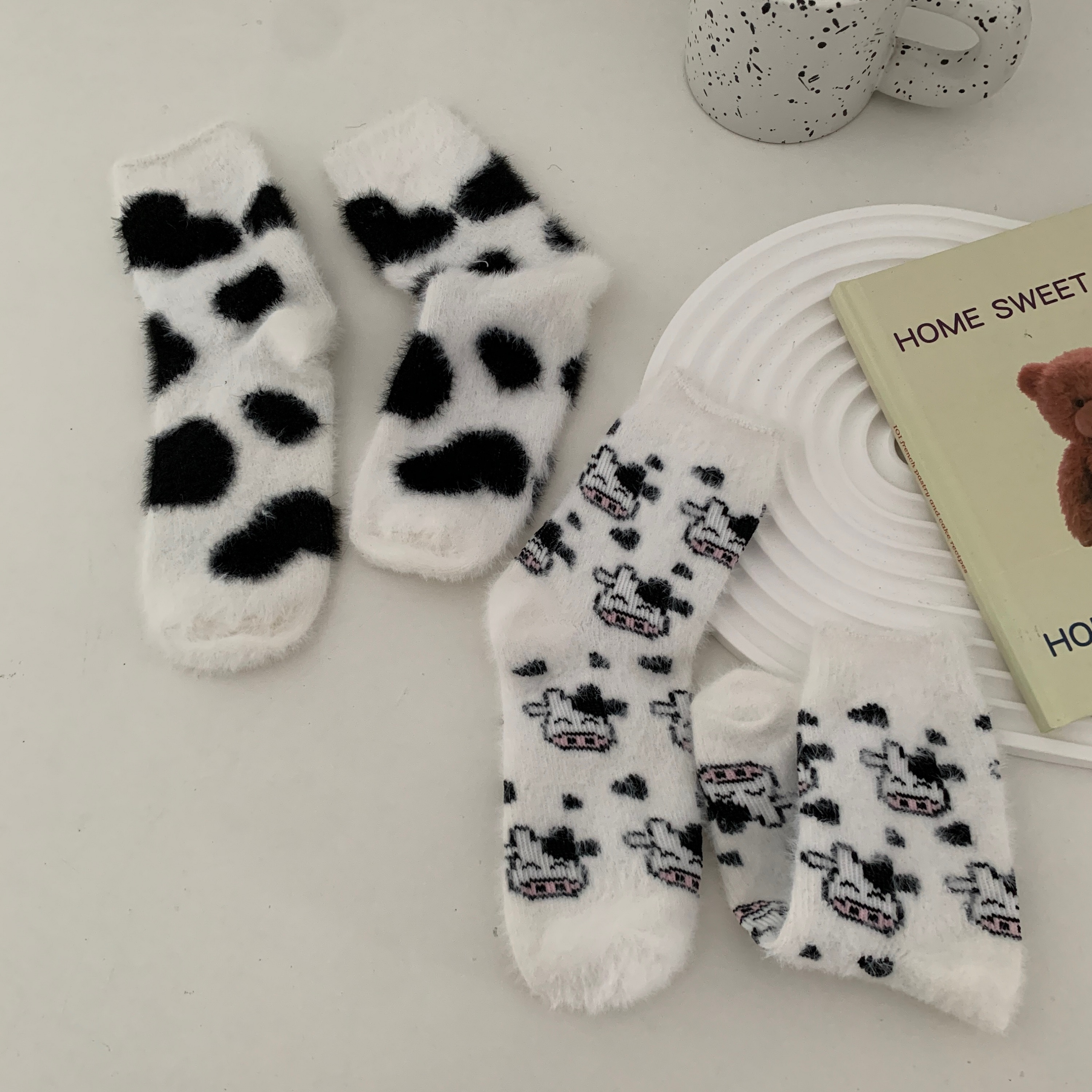 Real shot of autumn and winter cow mink wool socks, mid-tube socks, pile socks, plus velvet and thickened home floor socks, 2 pairs