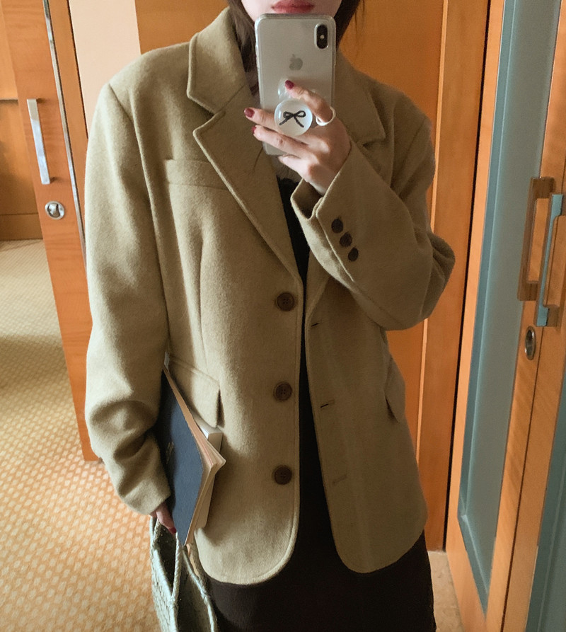 Actual shot of niche retro boyfriend style loose lapel single-breasted woolen suit jacket