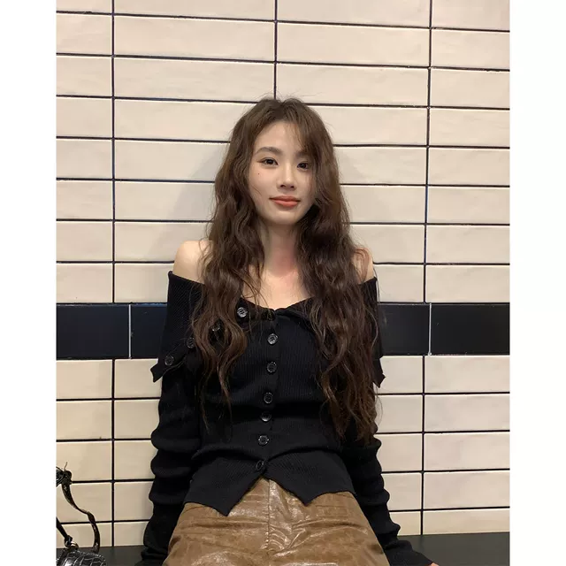YH77黑色高級感一字肩早秋顯瘦針織衫女秋季外穿長袖緊身氣質上衣