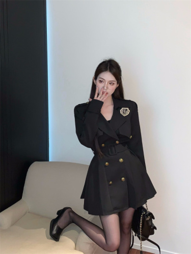 Actual shot of short windbreaker jacket for women in autumn, small British college style suit coat, pleated dress