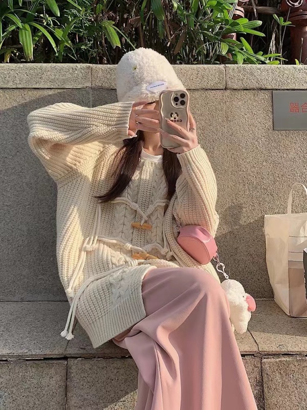 牛角扣毛衣外套女秋季2023新款溫柔風設計感外穿寬鬆長袖針織開衫
