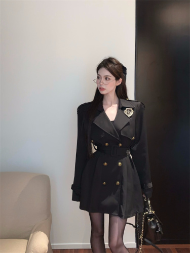 Actual shot of short windbreaker jacket for women in autumn, small British college style suit coat, pleated dress