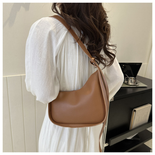 Bags for women, niche design, retro trendy, fashionable, individual shoulder armpit bag, casual and high-end crossbody half-moon bag