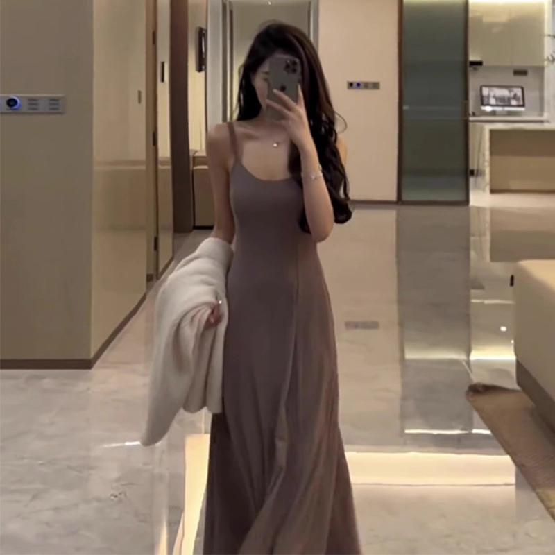 吊帶連衣裙子女2023新款早初秋季穿搭高級感法式氣質長裙兩件套裝