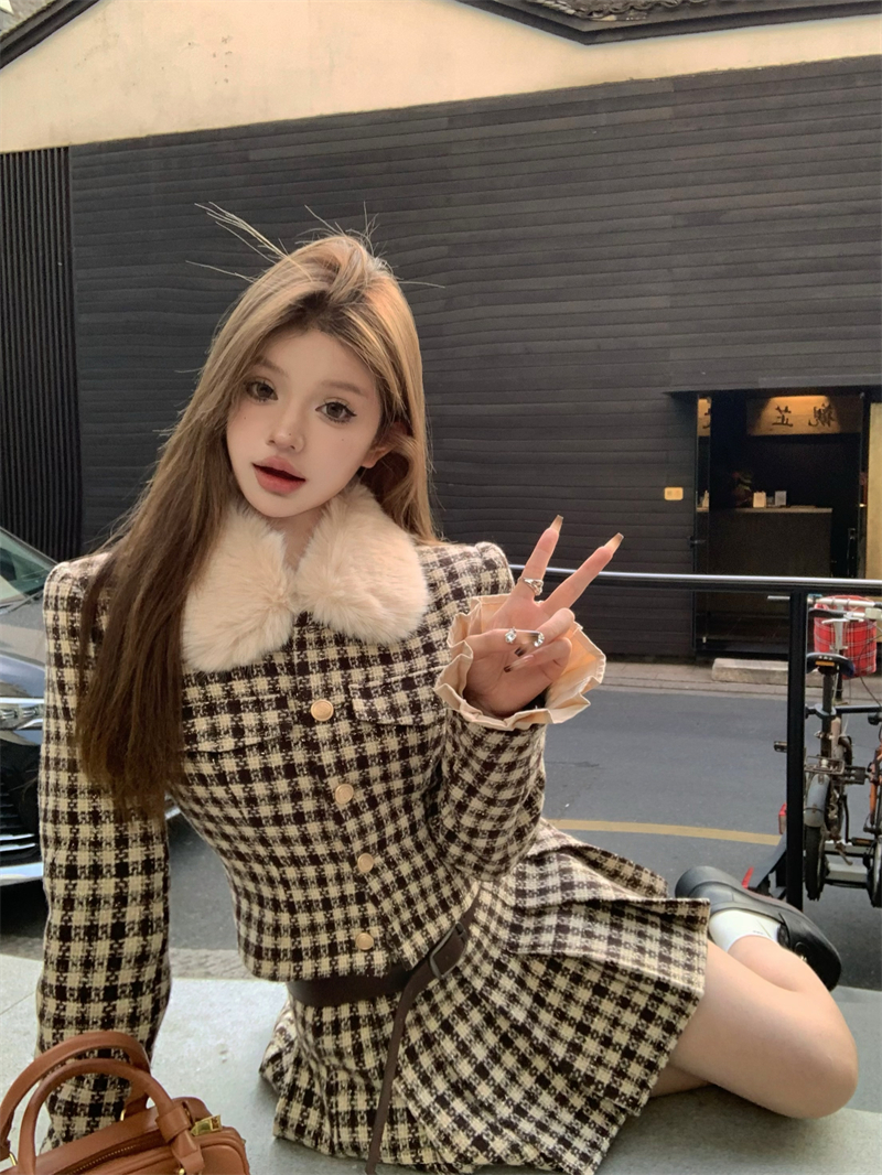 Real shot of Korean drama heroine wearing fur collar plaid short coat + pleated skirt in autumn and winter