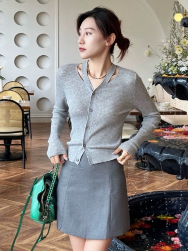 灰色V领长袖针织开衫女秋季新款镂空小众设计感修身上衣打底