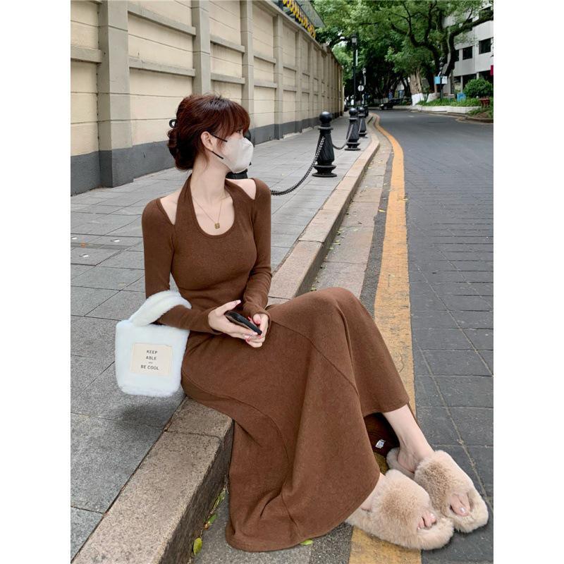 掛脖露肩修身長袖連衣裙女秋冬內搭設計感顯瘦收腰純欲風打底裙