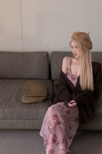 Actual shot of autumn and winter atmosphere, rose printed suspender skirt, soft waxy sweater jacket