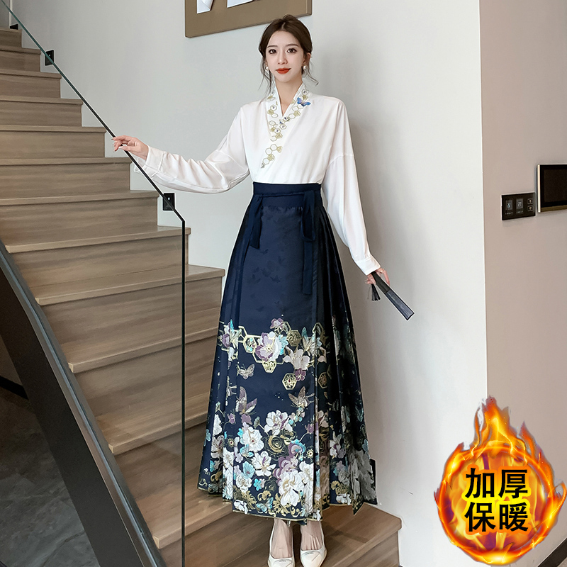 實拍加厚保暖配呢子的冬季黑色印花馬面裙繡花襯衣配三件套裝裝裙