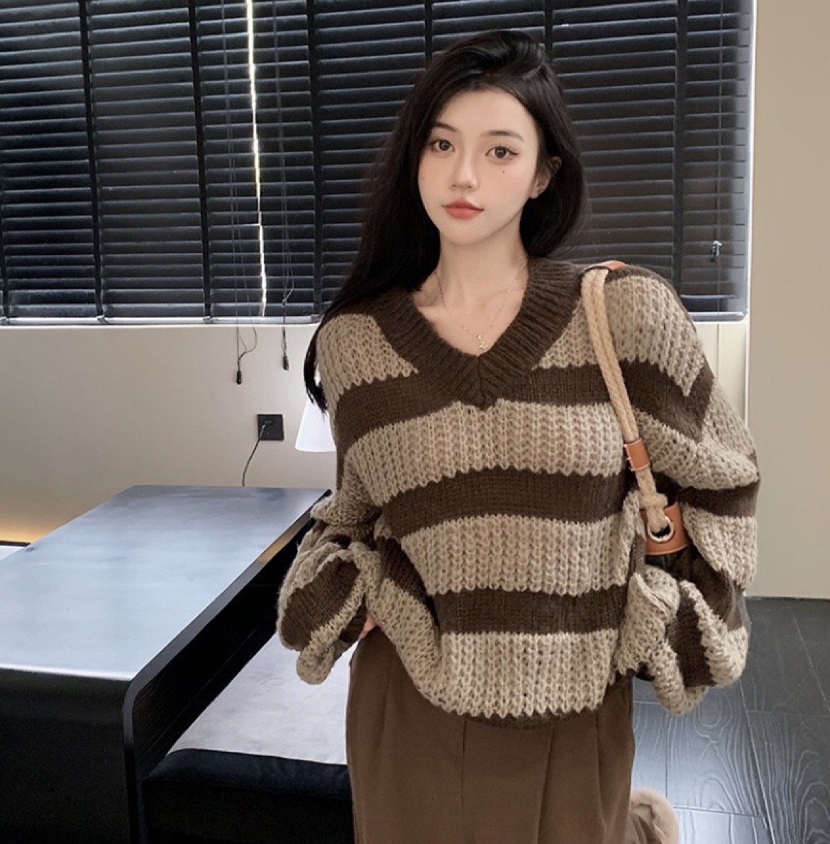 2023新品秋冬V領寬鬆毛衣女長袖慵懶風針織衫上衣咖啡色條紋休閒