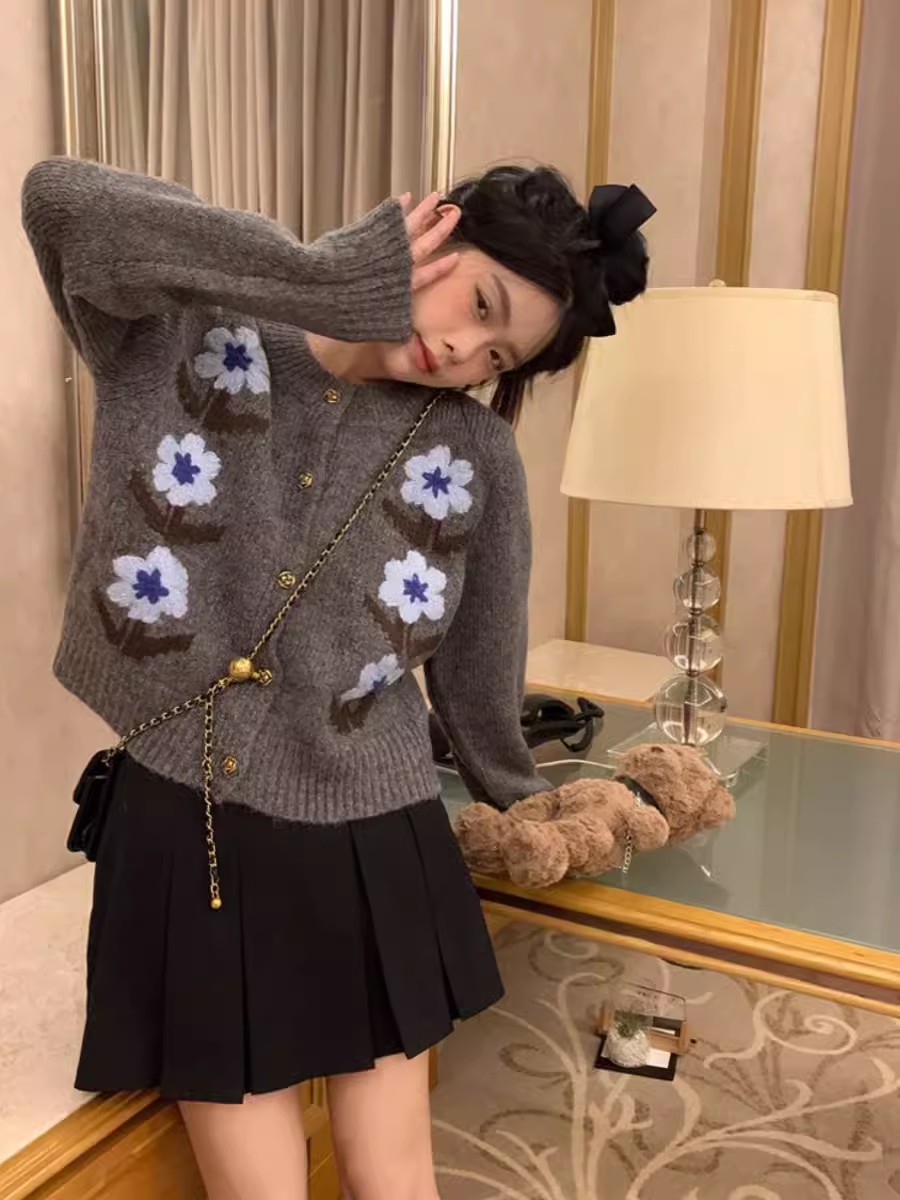 灰色軟糯花朵毛衣女秋冬季慵懶復古小個子短款學院風針織開衫上衣