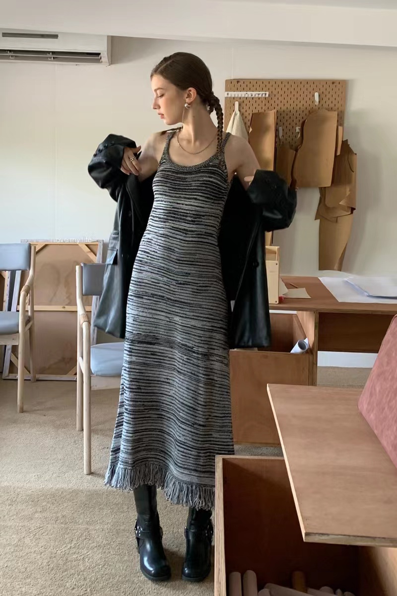 法式絕美吊帶針織連衣裙女秋季新款條紋流蘇修身顯身材背心長裙子