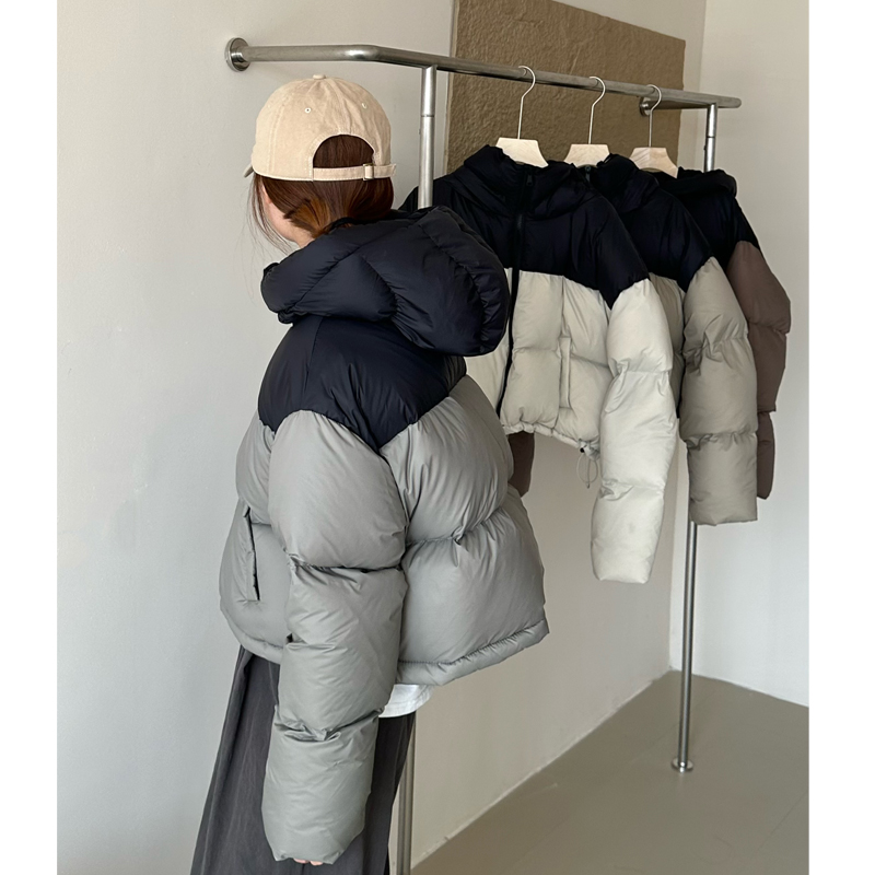 Kendou style color-blocked hooded down jacket for women 23 winter new style small short high waist thickened bread jacket