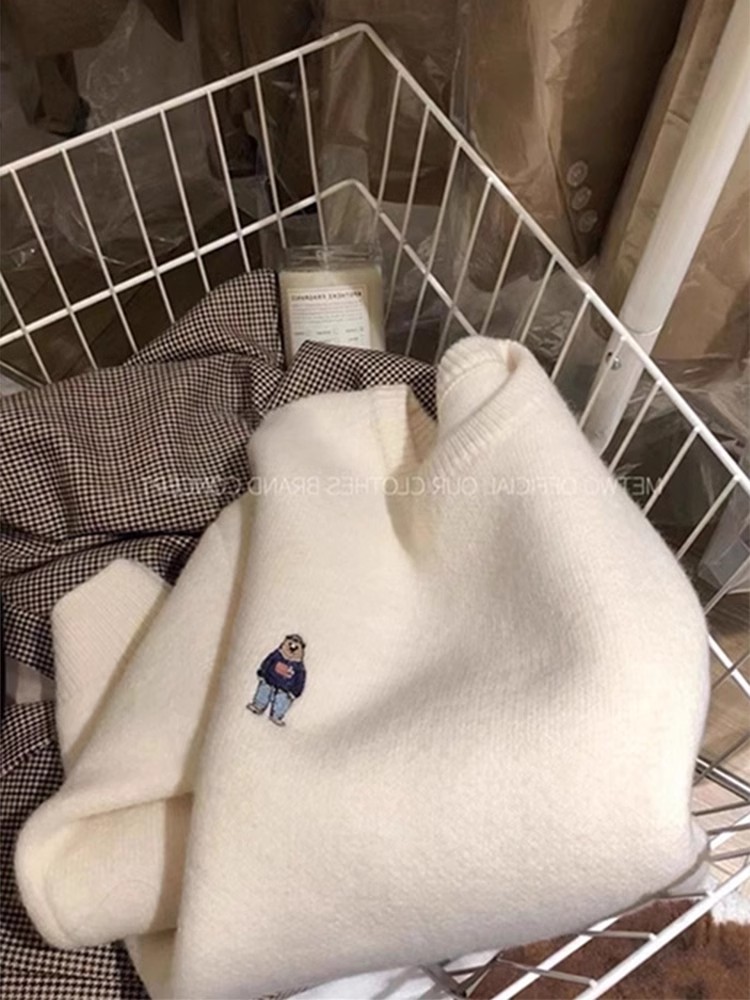 白色小熊刺繡圓領針織衫女冬慵懶秋冬內搭打底上衣寬鬆軟糯毛衣厚