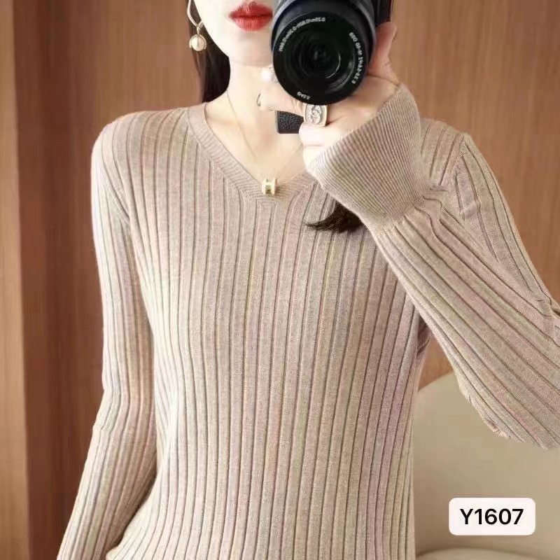 秋冬新款設計感洋氣簡約V領純色坑條顯瘦長袖上衣女