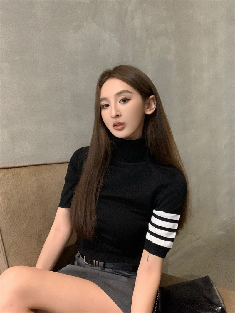 Real shot of a hot girl with retro temperament in a high-necked short-sleeved knitted top + high-waisted skirt