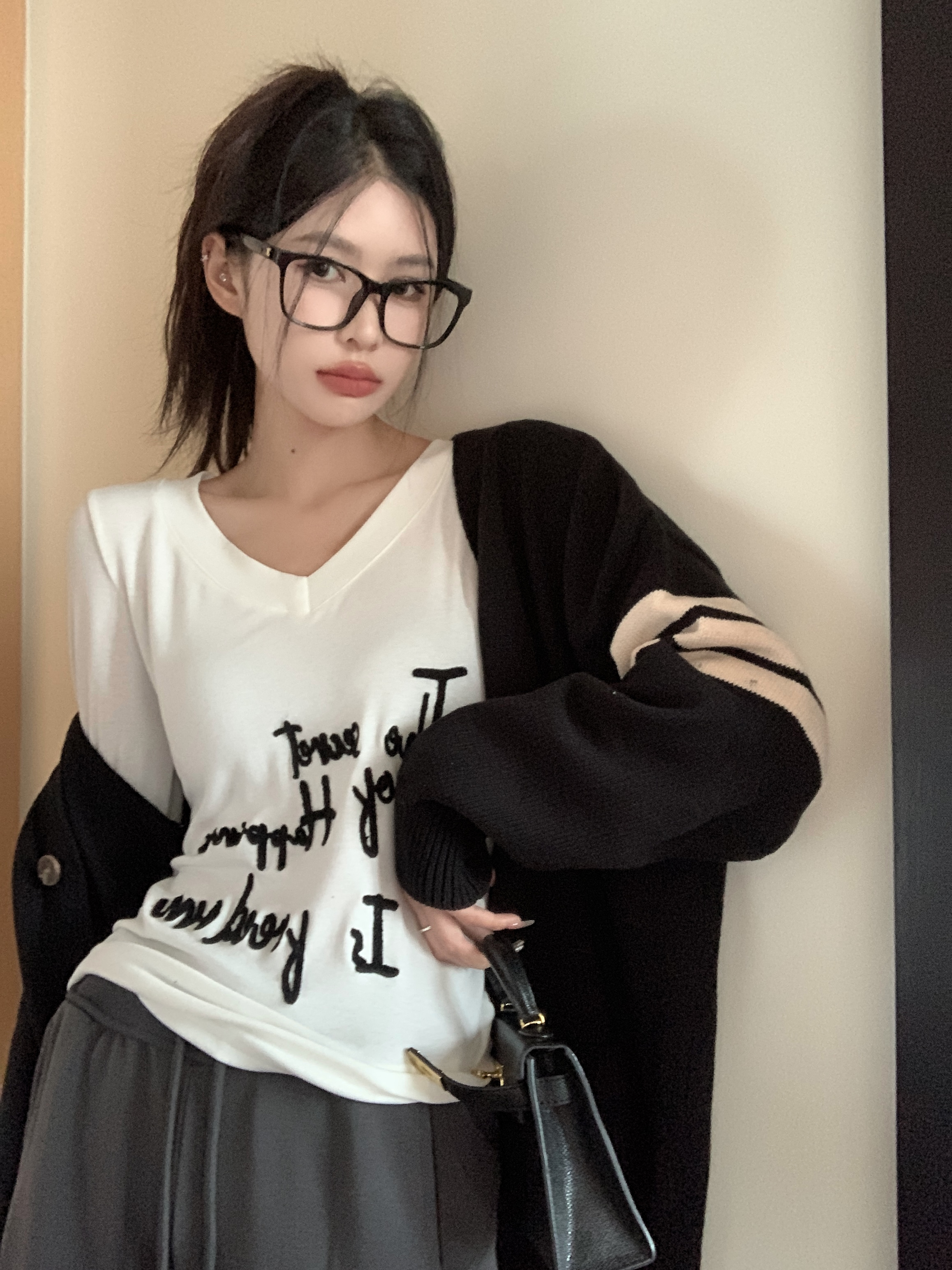螺紋德絨，繡花毛巾繡  v領長袖正肩T恤女秋冬季內搭修身打底衫