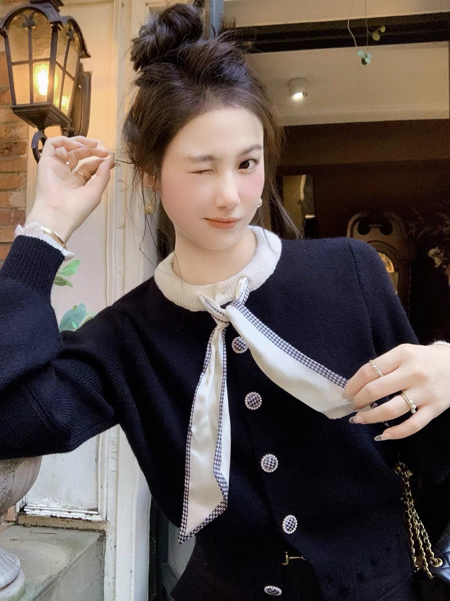 魚兔子的兔子系帶上衣女2023新款秋冬發灰色名媛開衫領口撞色毛衣