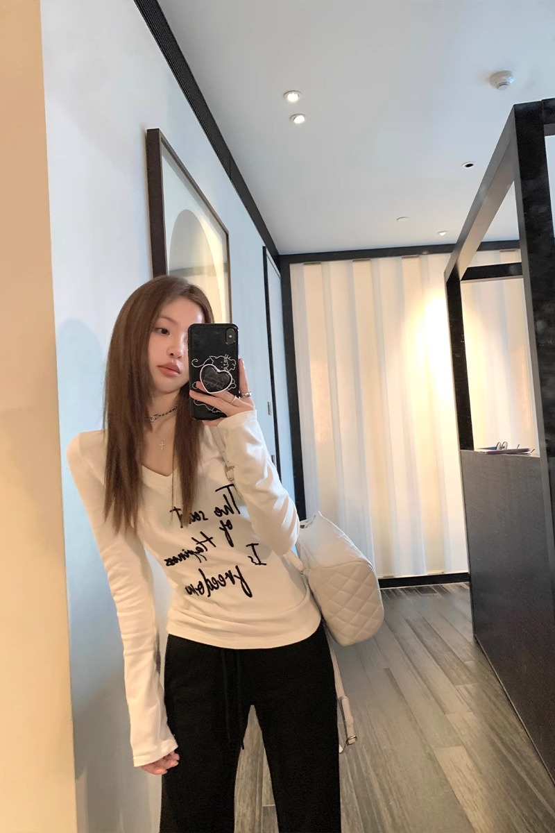 Hot girl temperament t-shirt women's autumn long-sleeved v-neck letter print design slim slim bottoming shirt short top