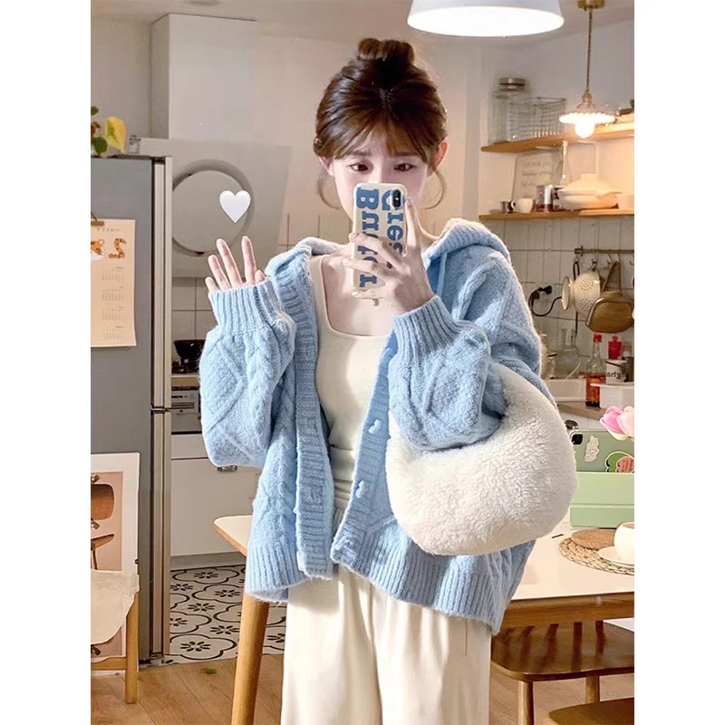 奶藍色連帽牛角扣麻花毛衣外套女秋冬溫柔風加厚短款針織開衫