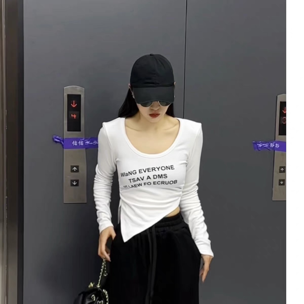 2023秋冬裝新款加絨修身U領不規則設計顯瘦百搭長袖打底衫女